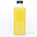 Transparante plastic drankfles met plastic drankje met dop